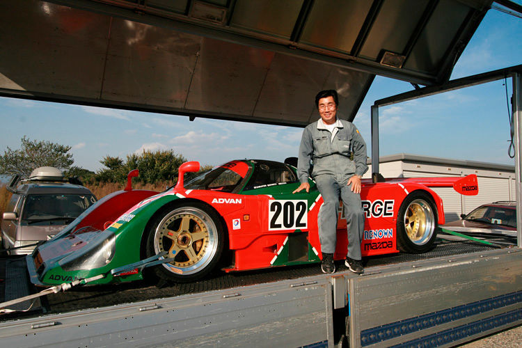 Sein ganzer Stolz ist ein Tourenwagen jener Bauart, mit der Mazda 1991 zum ersten und einzigen Mal die 24 Stunden von Le Mans gewonnen hat – natürlich mit Wankelmotor. (Foto: SP-X/Benjamin Bessinger)