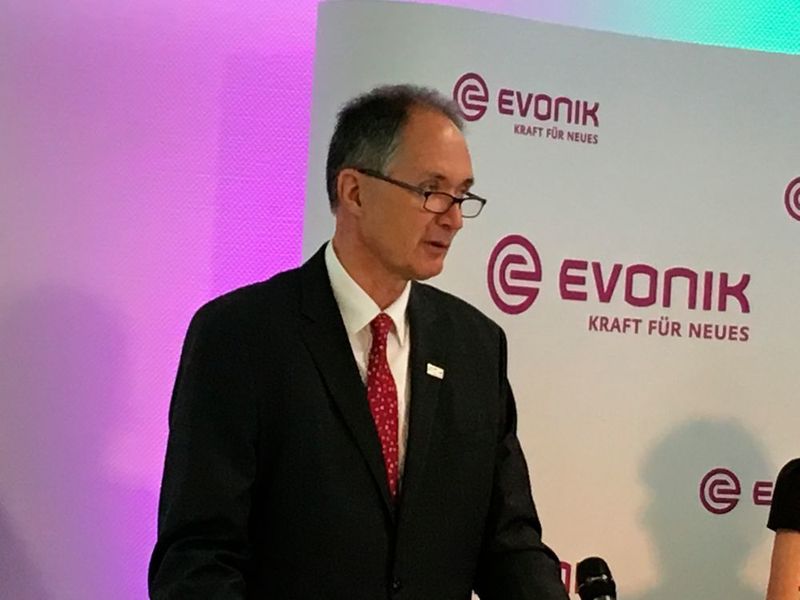 Ulrich Radtke, Rektor der Universität Duisburg-Essen: „Die Digitalisierung ist eine der zentralen Herausforderungen unserer Zeit. Sie stellt ein spannendes Forschungsfeld dar, da die Digitalisierung Auswirkung auf nahezu alle Aspekte unseres Lebens hat. Die Kooperation mit Evonik bietet für uns die Möglichkeit, unsere Expertise zur Interaktion von Mensch und digitalen Systemen auf konkrete Anwendungsfälle zu beziehen und die grundlagenwissenschaftlich gewonnenen Erkenntnisse schneller in die Praxis umzusetzen.“  (Geipel-Kern / PROCESS)