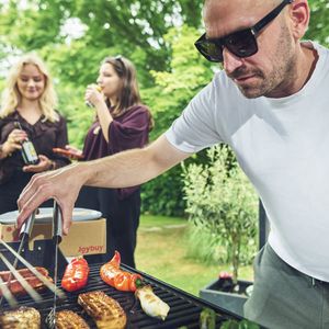 Sommerliche Freizeitaktivitäten und saisonale Einkäufe treiben die Konsumausgaben vieler Verbraucher in den warmen Monaten nach oben.(Bild:  Joybuy)