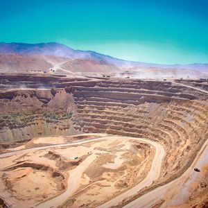 Bei den primären Metallrohstoffen ist Deutschland beinahme vollständig vom Import abhängig. Versorgungssicherheit und Verfügbarkeit sind daher zentrale Themen für Wirtschaft und Politik hierzulande.