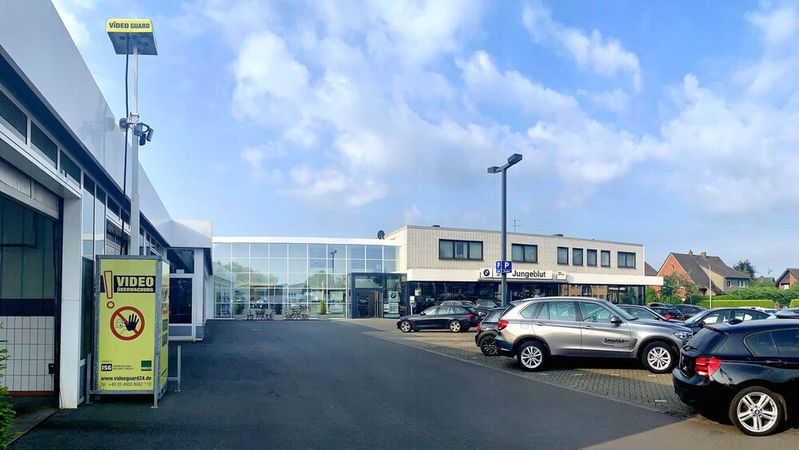 Mit hochauflösenden Ultra-Lowlight-Kameras auf Überwachungstürmen werden das Gelände und die darauf befindlichen Fahrzeuge rund um die Uhr gesichert.