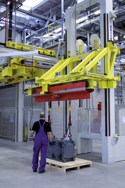 Bild 4: Nach dem Trocknen werden die lackierten Großgetriebe von zwei Hebern mit integrierter Wiegevorrichtung auf Paletten oder in Kisten gelegt und der Logistikabteilung übergeben. Bild: Vollert (Archiv: Vogel Business Media)