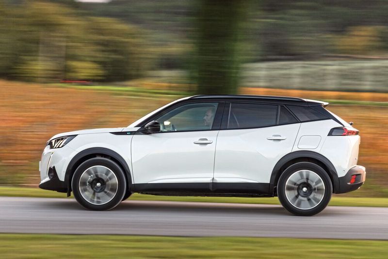 Den 50-kWh-Akku und den 110-kW-Motor bekommt der Peugeot E-2008 (Preis noch nicht fixiert) von seinem Schwestermodell E-208. (Peugeot)