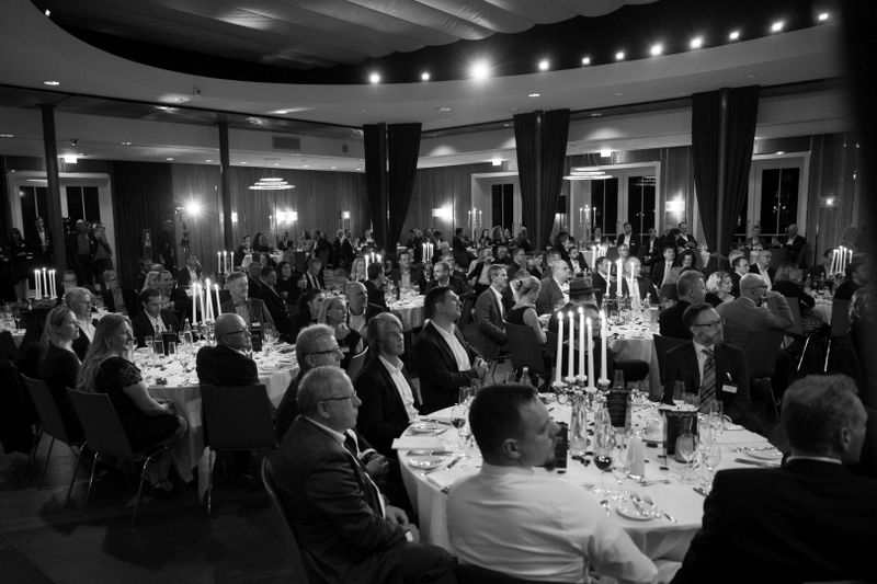 Und dann ist es soweit: 210 geladene Gäste folgen den Eröffnungsworten von Werner Nieberle, Geschäftsführer der Vogel-IT-Medien GmbH. (artful rooms / Vogel IT-Medien GmbH)