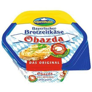 Obazda — „das Original“: Dank angepasster Efaflex-Hygienetore wird die offene Käseproduktion bei Alpenhain sauber und sicher gegen die übrigen Bereiche im Unternehmen abgegrenzt.