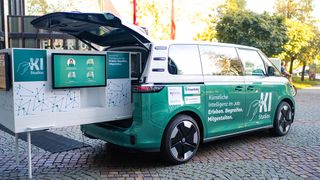Das KI-Infomobil bringt Fachleute und Demonstratoren zu den Unternehmen und stoppt auch auf der Hannover Messe. (Bild: Ludmilla Parsyak, Fraunhofer IAO)