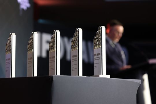 Die Ifoy-Trophäen sind gern gesehene Mitbringsel von einer der jährlichen Preisverleihungen anlässlich des Awards „International Intralogistics and forklift truck of the year" in mehreren Kategorien.(Bild:  Ifoy)