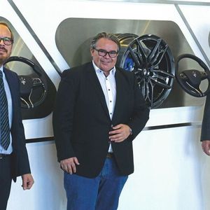 Von links: Verkaufsleiter Dirk Jacobi, Händler Patrick Jacobs und der neue Maserati-Deutschlandchef Jürgen Schmitz.(Bild:  Jacobs)