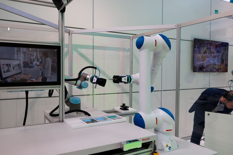 Eine Mensch-Roboter-Anwendung mit zwei verschiedenen Cobots zeigt das Fraunhofer IGCV auf der Messe. Die Roboter können mittels Gesten und Touchpad gesteuert werden. (K.Juschkat/konstruktionspraxis/elektrotechnik)