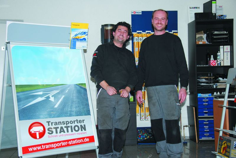 Nasuf Ramadani (li.) und Rüdiger Kautz (re.) setzen bereits seit Längerem auf Transporter. Die Transporter-Station hilft den beiden, ihr Servicegeschäft jetzt noch professioneller betreiben zu können.  (Foto: Dominsky)