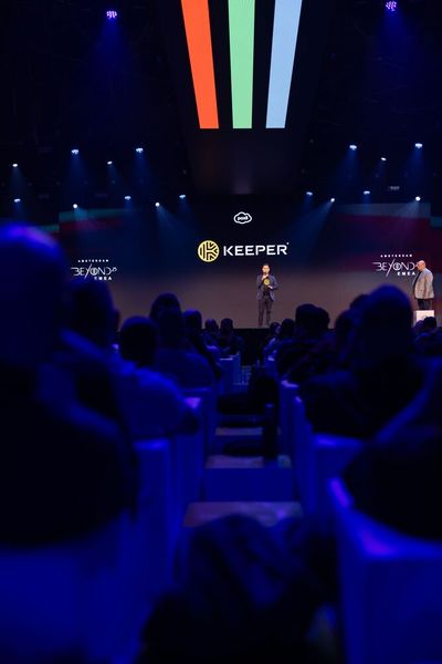 Bei sehr kurzen Pitches hatten einige Hersteller die Gelegenheit, ihre Lösungen zu präsentieren. Hatten die farbigen Balken an der Decke die Bühne erreicht, war die Zeit der Präsentation bereits um.   (Bild: Pax8)