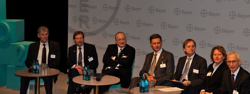 Partner und Unterstützer im Projekt Dream Production nahmen zur Diskussionsrunde auf CO2-basierten Polyurethanpolstern Platz (v.l.n.r.): Prof. Dr. Ernst Schmachtenberg, Rektor der RWTH Aachen, Dr. Johannes Heithoff, Leiter Forschung und Entwicklung bei RWE Power, Dr. Dirk Van Meirvenne, Geschäftsführer BTS, Peter Vanacker, Vorstandsmitglied BMS, Svenja Schulze, Thomas Rachel und Dr. Wolfgang Plischke  (Bild: PROCESS)