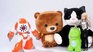 So genannte "Smart Toys" - Spielzeugroboter und Plüschtieren mit einer Wireless-Verbindung und "intelligenten" Apps - können sich mit Kindern unterhalten. Doch wie Stiftung Warentest feststellt, kommunizieren die kleinen Gefährten auch sehr viel über ihre Besitzer nach Außen weiter - und es ist oft nicht sehr schwer, sich in diese Kommunikation einzuklingen. (Stiftung Warentest)