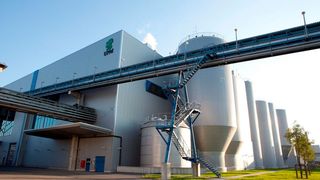 Schock für die Belegschaft des UPM-Werkes in Plattling. Denn der Konzern will den Betrieb dort dauerhaft einstellen. Das könnte über 400 Mitarbeitern den Job kosten. (Bild: UPM Plattling)