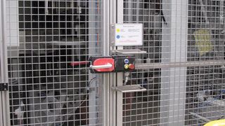 Sicherheitssystem, das Schutztüren an Maschinen und Anlagenabsichert, verhilft BASF Catalysts zu einer gefahrlosen und reibungslosen Produktion. (Bild: Euchner)