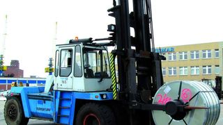 Der für den Transport von Stahlcoils entwickelte Greifer mit einer Tragfähigkeit von 35 t lässt sich in 20 min an- und in 10 min wieder abbauen.Bild: Lück Isah (Archiv: Vogel Business Media)