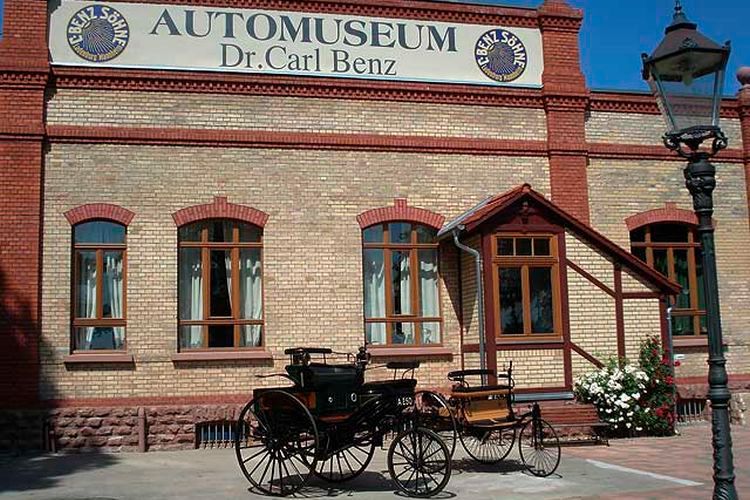 In Mannheim entwickelte Carl Benz seinen Motorwagen. Seine Versuchsfahrten führten ihn oft nach Ladenburg, wo er 1905 das Anwesen am heutigen Dr. Carl Benz-Platz erwarb. Draußen vor den Toren der Stadt entstand zur gleichen Zeit die Fa. C. Benz Söhne, in der sich seit 2004 das Automuseum Dr. Carl Benz befindet. (Foto: Automuseum Dr. Carl Benz)
