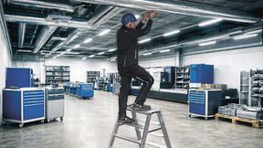 Der neue Stabilo-Klapptritt 135 eignet sich besonders für Fälle, bei denen Anwender wiederholt stabil auf geringer Höhe arbeiten müssen. (Bild: Krause-Werk)