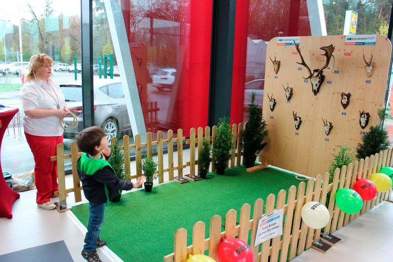 Neben den Seat-Modellen wurden Jung und Alt mit verschiedenen (Mitmach-)Angeboten unterhalten. (Foto: Autohaus Brass)