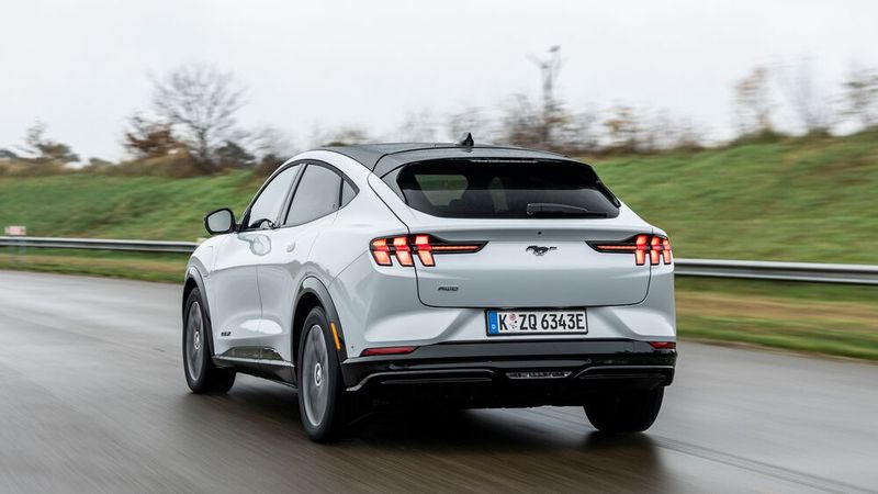Rückleuchten im bekannten Drei-Balken-Design. (Bild: Ford)