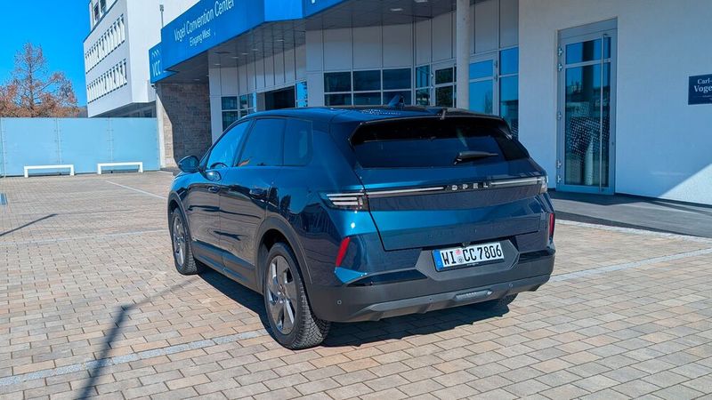 Mit 4,65 Metern hat der Grandland in der zweiten Generation fast 20 Zentimeter an Länge zugelegt. Damit liegt er recht genau zwischen VW Tiguan und Tayron. (Bild: Mauritz – VCG)