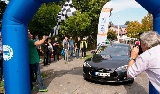 Ein Tesla Model S am Ziel (Bild: ePROJEKT)