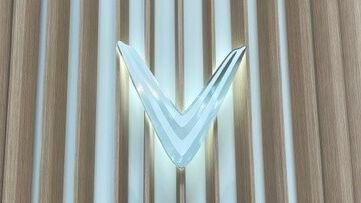 Im Showroom sorgt das Vinfast-Logo auf Holzleisten für Klarheit, welche Marke Herr im Hause ist. (Bild: Faruk Emekci)