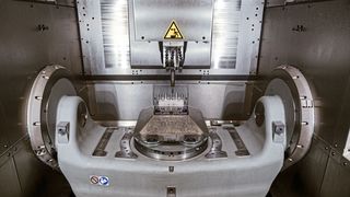 Das 5-Achs-Bearbeitungszentrum von Hermle entspricht den Anforderungen der Dieter Wiegelmann GmbH: Um ein relativ breites Teilespektrum zu fertigen, braucht der Formenbauer eine vielseitige Maschine, die sowohl schnell schruppt als auch High-End-Oberflächen abliefert. (Bild:Hermle AG)