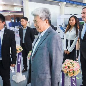 Zur Vorstellung der Xlase GmbH in China begrüßte HSG Laser unter anderem den früheren Botschafter Chinas in Deutschland Ma Canrong (im Vordergrund). HSG will mithilfe von Xlase vor allem den europäischen Markt mit seinen Faserlaserschneidsystemen bedienen.