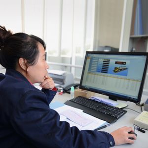 Volle Kontrolle: Am Computer steuern die Mitarbeiter jeden Schritt – vom Wiegen über das Befüllen bis zum Abrechnen.