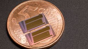 The compact modulator enables fast and energy-efficient data transmission and can be manufactured cost-effectively. (Image:Hugo Larocque, EPFL)