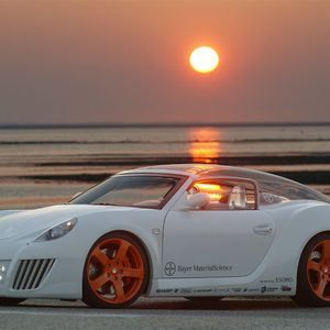 1 Rinspeed zaZen: Das Consept Car zeigt eine technische Revolution im Automobilbau: die transparente Heckscheibe wird zur holografischen Leuchtfläche. Wie aus dem Nichts erstrahlt aus dem scheinbar schwebenden, transparenten „Hardtop“ das dritte Bremslicht. Bilder: Rinspeed