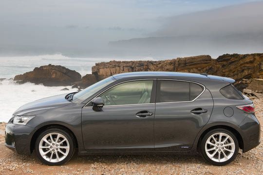 Laut Hersteller soll der CT 200h die niedrigsten Verbrauchs- und Emissionswerte in der Kompaktklasse aufweisen: Der Durchschnittsverbrauch liegt bei 3,8 Liter auf 100 Kilometer, die CO2-Emissionen betragen nur 87 Gramm pro Kilometer. (Archiv: Vogel Business Media)