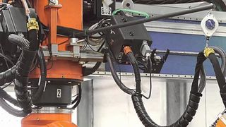 In den großen automatisierten Roboterschweißanlagen von Carl Cloos Schweißtechnik kommen Mayr-Bremsen zum Einsatz. Die Roba-Topstop-Bremsen dienen als zweite Bremse im Sicherheitssystem. (Mayr Antriebstechnik)