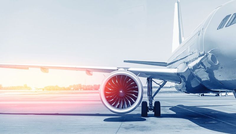 Eine gängige Maßnahme zur Gewichtsreduktion an Flügeln, Rumpf, Leitwerk und Triebwerksgehäusen von Flugzeugen ist die Einführung versteifter Aluminium-Lithium-Platten (Al-Li).(Bild:  © Parilov - stock.adobe.com)