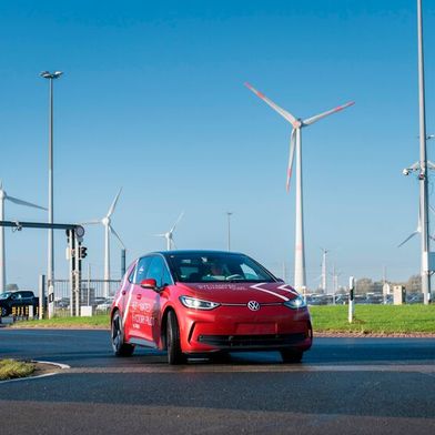 Automatisierte Fahrzeuglogistik im Praxistest: In Emden haben Volkswagen, die Telekom, Unikie und das BIBA ihr Innovationsprojekt abgeschlossen. (Bild: VW)