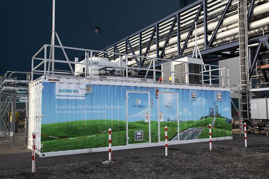 Der SILYZER von Siemens: Das größte am Markt verfügbare und standardisierte PEM-Elektrolyse-System wandelt Strom in Wasserstoff, der bei Bedarf gespeichert werden kann. (Bild:  Siemens)