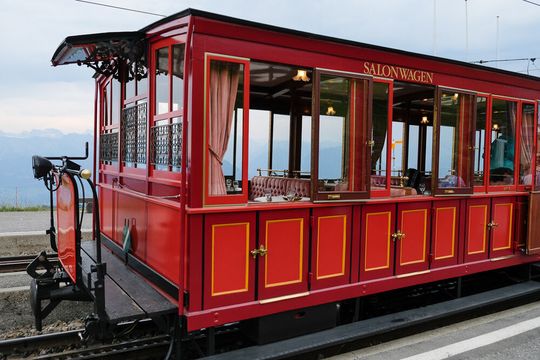 Die älteste Zahnradbahn Europas wurde am 21. Mai 1871 eröffnet und fuhr von Vitznau auf die Rigi.(Bild:  Zeliya Schaer)