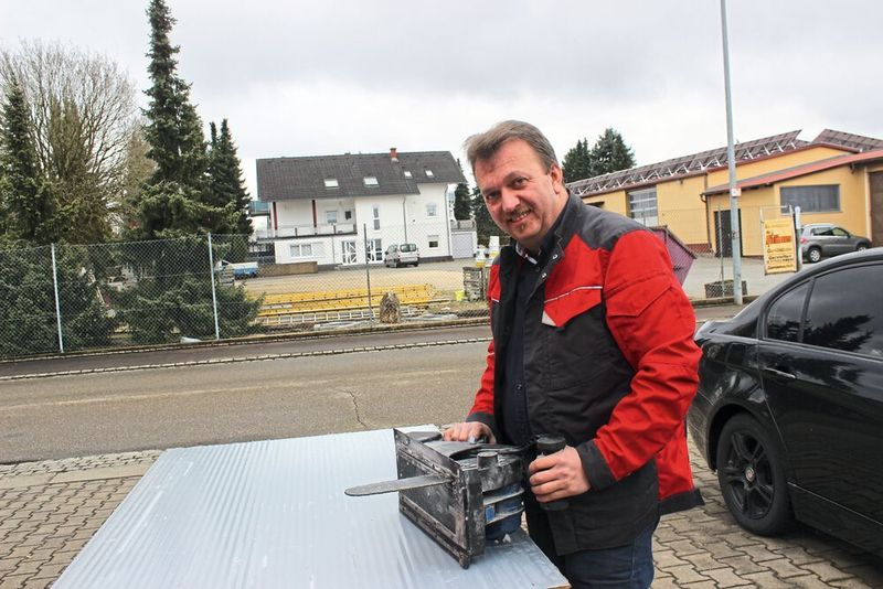 Georg Lienerth nach dem Anwendungstest des Panel Cutter Trutool TPC 165 von Trumpf: „Das Werkzeug ist zwar relativ teuer, rechnet sich aber schon beim ersten Einsatz.“ (Trumpf)