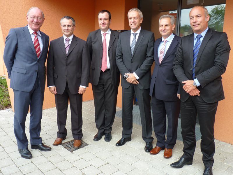 Gäste der Eröffnungsfeier (v.l.): Franz Maget, Landtagsvizepräsident Bayern, Dieter Rubenbauer, Bürgermeister Gröbenzell, Jean-Marie Lacroix, Comercial Director Epson Europe, Henning Ohlsson, Geschäftsführer Epson Deutschland, Dietmar Gröbl, Hausherr und 1. Vorsitzender des Epson Händlerbeirats sowie Rainer Beeck, Präsident des TSV 1860 München (Archiv: Vogel Business Media)
