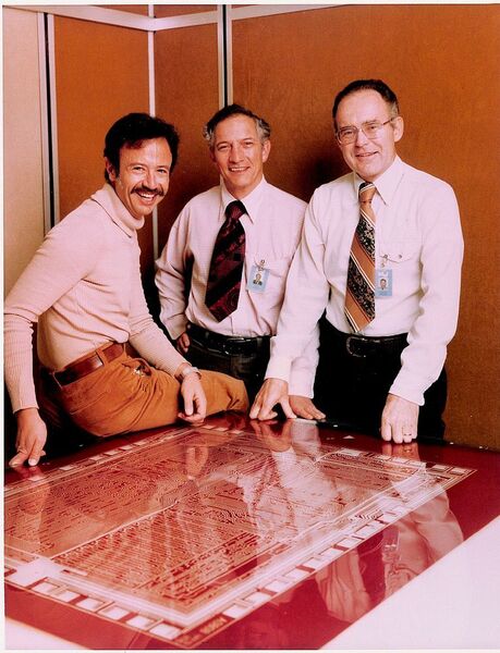 Andy Grove, Robert Noyce und Gordon Moore 1978. Auf dem Tisch ein „Floorplan“ eines Chips. (Intel)