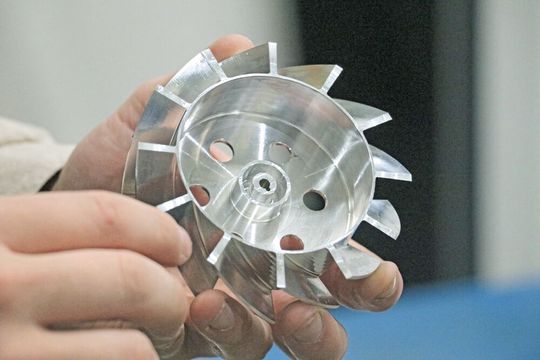 Fertig bearbeitetes Aluminium-Bauteil für die Gasbranche – hochgenau fünfachsig simultangefräst bei Maschinenbau Strunk.(Bild:  Haimer)