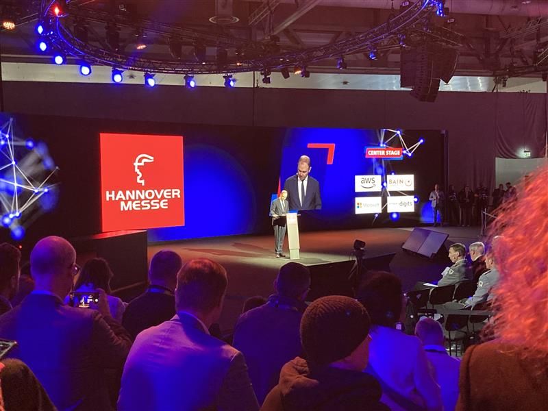 Nils Hilmer, Staatssekretär im Verteidigungsministerium, spricht vor voll besetzten Rängen der Center Stage über die Rolle Deutschlands bei aktuellen kriegerischen Konflikten und Kriegen sowie der Verteidigungsindustrie und -technik. (Bild: Dagmar Merger/VCG)