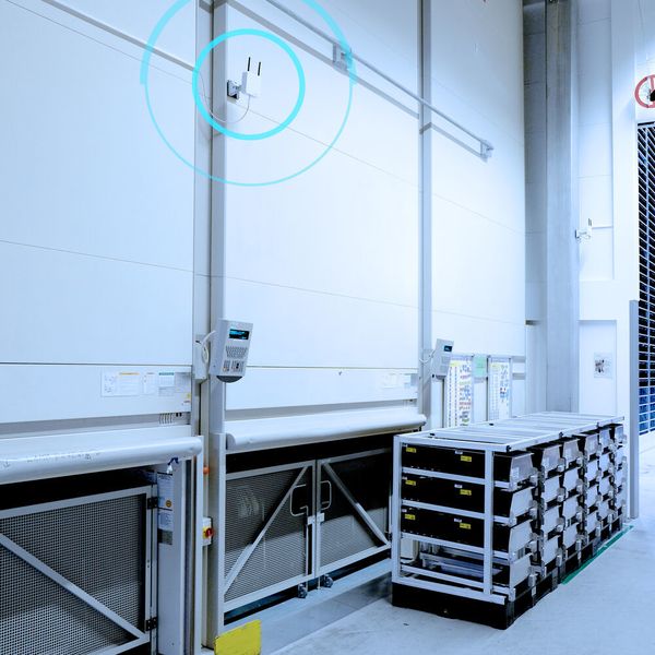 Die Kinexon-Anker erfassen die Sensordaten. Sie werden mit geringem Aufwand installiert und interferieren dank UWB-Technologie nicht mit WLAN- oder Bluetooth-Anwendungen in der Halle. (Kinexon)