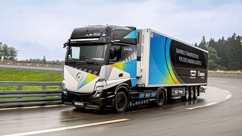 Wie bei den Pkw sollen sich die Lkw-Batterien während einer Kaffeepause von 20 auf 80 Prozent der Kapazität aufladen lassen. (Bild: Daimler Truck)