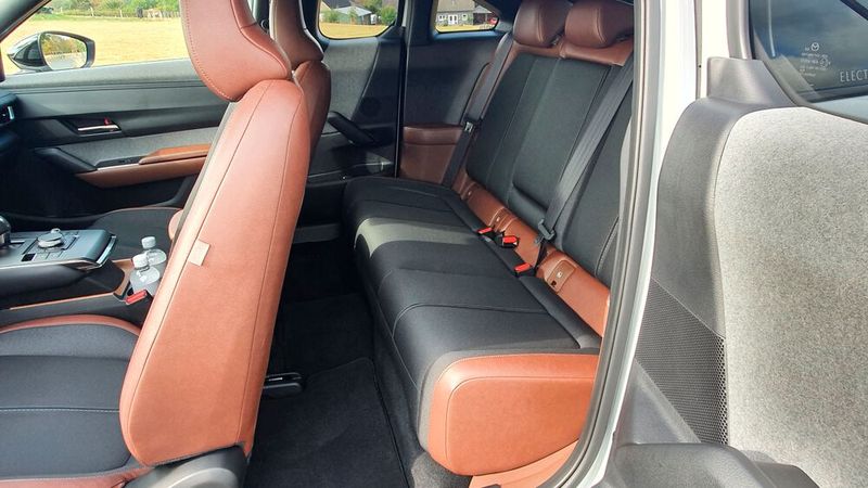 Da sich die Türen sehr weit öffnen, ist auch die Rückbank des MX-30 leicht zugänglich. (Bild: Mauritz/»kfz-betrieb«)