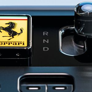 Der sportliche Ferrari-Stromer, der im Mai offiziell Premiere feiert, heißt „Luce”. Erste Bilder vom Cockpit zeigen einen Mix aus klassisch-mechanischen Bedienelementen und digitalen Anzeigen. Im Bild: Der Fahrstufenwählhebel aus Glas.(Bild:  Ferrari)