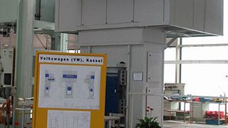 Bei der Neff-Hausmesse war unter anderem diese neue Doppelständerpresse für die Warmumformung zu sehen. Bild: Neff (Archiv: Vogel Business Media)