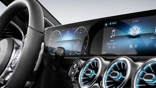 Mit dem auf der CES vorgestellten Multimediasystem MBUX rundet Mercedes-Benz das Interieurkonzept der neuen A-Klasse ab. Das System ist intuitiv und selbstlernend. (Daimler)