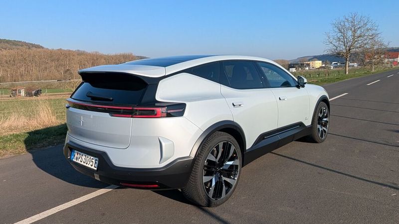 3. Das Fahrgefühl: Das größte Wow-Gefühl in der 380 kW/517 PS starken Top-Version des Polestar 3 hat man, wenn man aus dem Stand beherzt auf das Gaspedal tritt. Die beiden Motoren katapultieren das knapp 2,6 Tonnen schwere SUV förmlich nach vorne. Auch im normalen Fahrbetrieb merkt man ihm seine Leistung an. Gleichzeitig fühlt man sich im Polestar 3 wie in einem sicheren  Kokon: Jenseits der bei höheren Geschwindigkeiten durchaus wahrnehmbaren Windgeräusche kann man sich im Polestar 3, von unzähligen Kameras und Sensoren überwacht und beschützt, von der Außenwelt förmlich abkoppeln und das  beeindruckende Audiosystem von Bowers & Wilkins mit 25 Lautsprechern, 3D-Surround-Sound und Dolby-Atmos-Funktion genießen. Bei der Topversion ist zudem eine Zweikammer-Luftfederung verbaut, die es ermöglicht, binnen zwei Millisekunden zwischen komfortableren und dynamischen Federungseigenschaften zu wechseln. Selbst geflickte Straßenbeläge bügelt der Polestar 3 so mühelos weg.  (Bild: Mauritz – VCG)